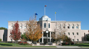 The Nevada legislative building with a clear blue sky behind it.